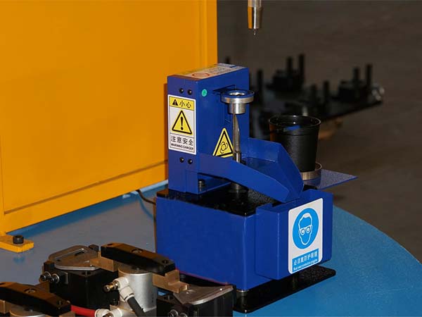 全自動焊接機器人的清槍器怎樣進行工作？