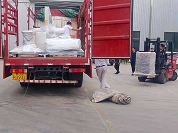 青島賽邦智能焊接機器人廠家的發貨現場