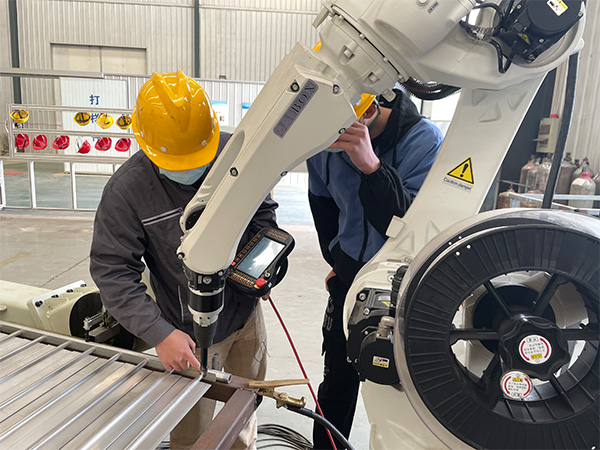 根據使用焊條種類調節焊接機器人電流電壓