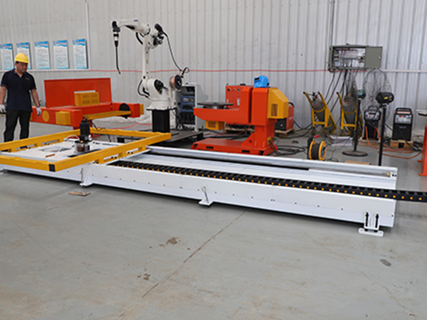 全自動焊接機器人常見的輔助設備有機器人地軌