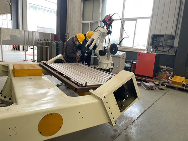 全自動焊接機器人需要人工做什么？